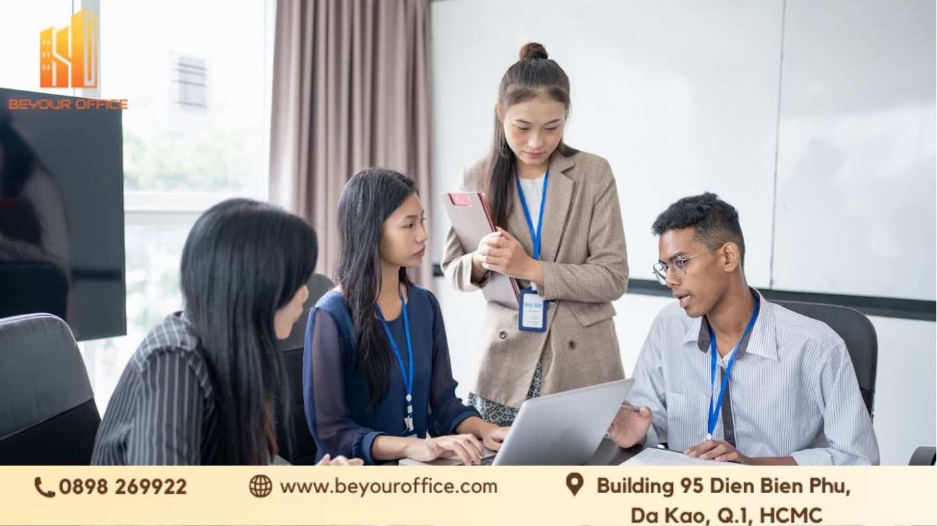 Phòng họp hiện đại tại Quận 1, đầy đủ thiết bị âm thanh và trình chiếu